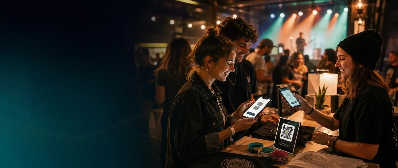 Eventbezoekers scannen een PrivXS QR-code bij een merchandisetafel